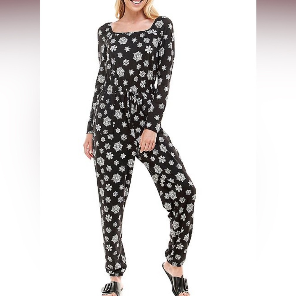 New w/ Tags Pajama’s one piece Black with white snowflakes size XL